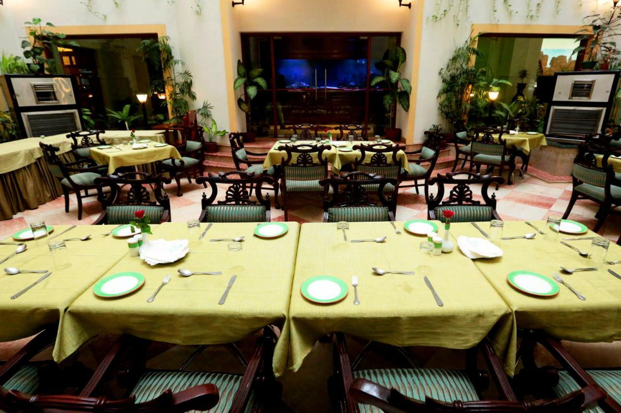 Hotel Meraden Grand Varanasi Exterior photo