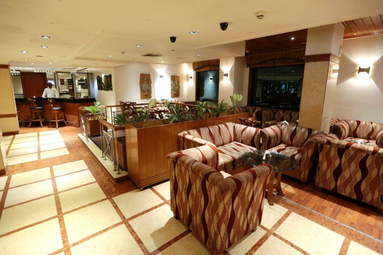 Hotel Meraden Grand Varanasi Exterior photo